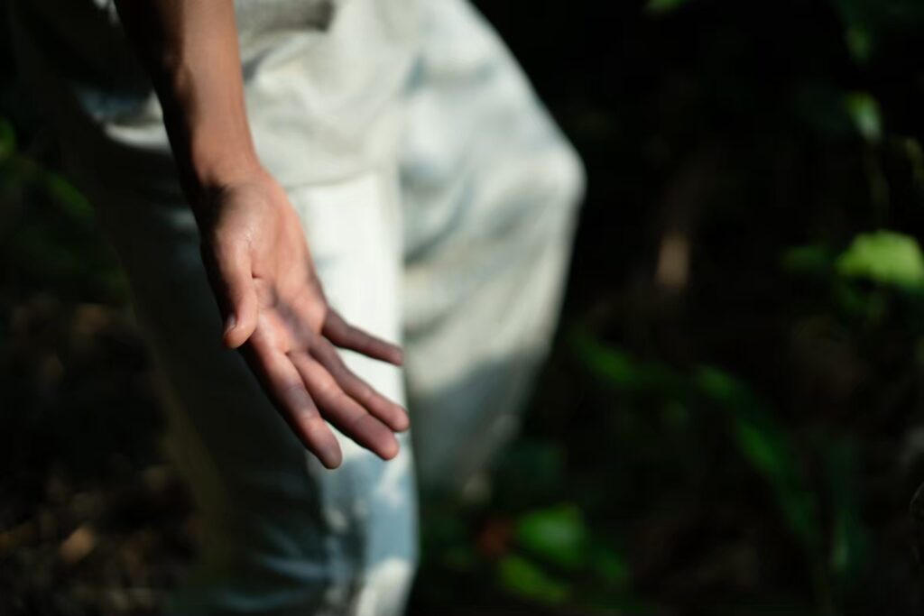 ドライリンパドレナージュというとても繊細なタッチに必要な緩んだ男性セラピストの手。睡眠マッサージにもとても適した手です。