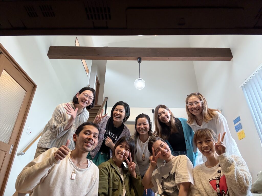 お話会に参加した人々が笑顔で集合写真を撮っている様子