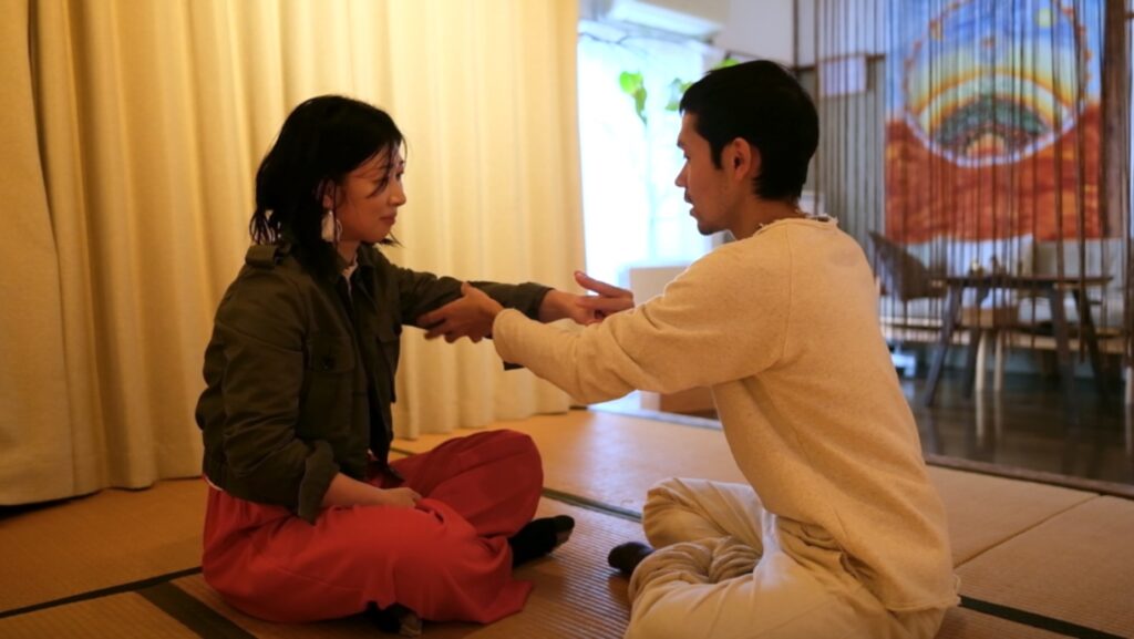 脱力講座のワークで肩と腕をやさしく緩める様子｜マンツーマン指導で安心して学べる