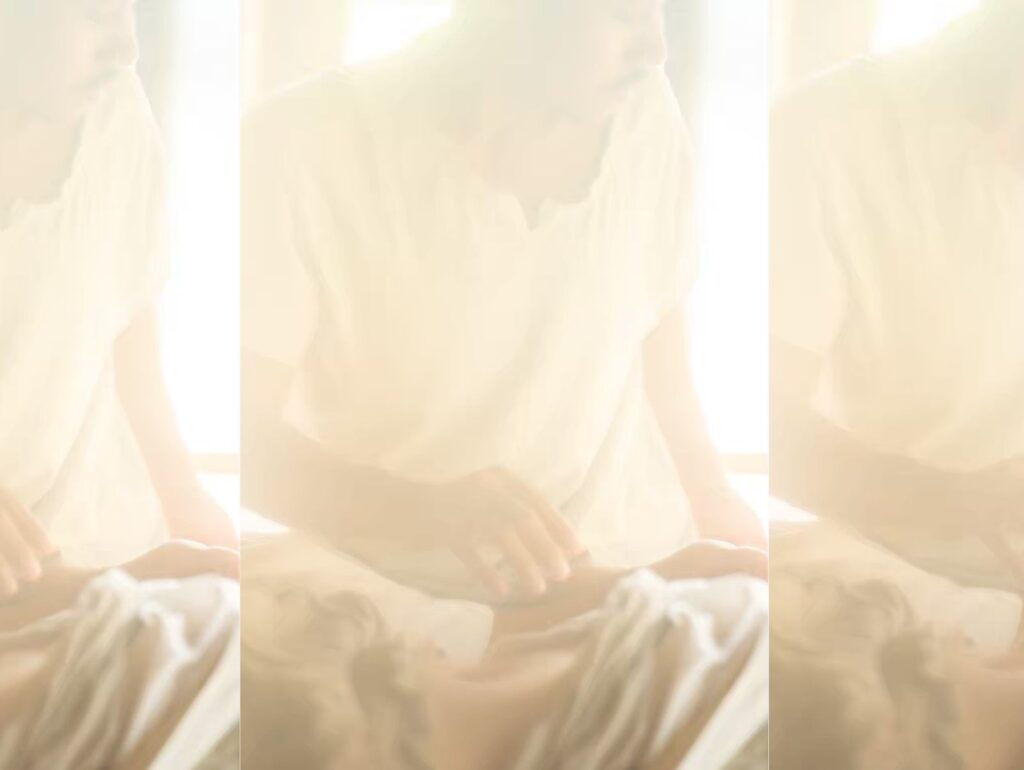 和のチネイザン(腸マッサージ)の様子。セラピストスクールでは手技だけでなく在り方の大切さを共有していきます。