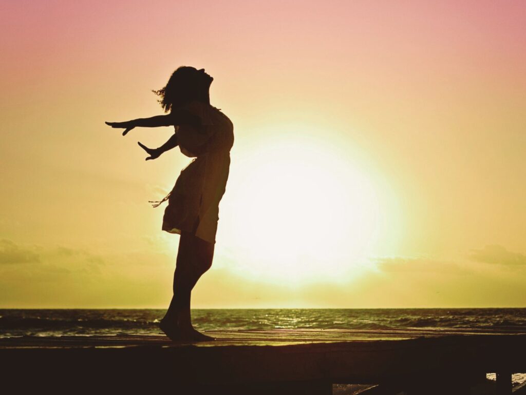 睡眠マッサージを受けると自然の光に包まれながら、心と身体が解放され、自由と安らぎを感じている女性のようになる。