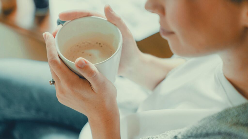 更年期の女性が腸もみ(和のチネイザン)で冷えを整え、心身をリラックスさせている様子