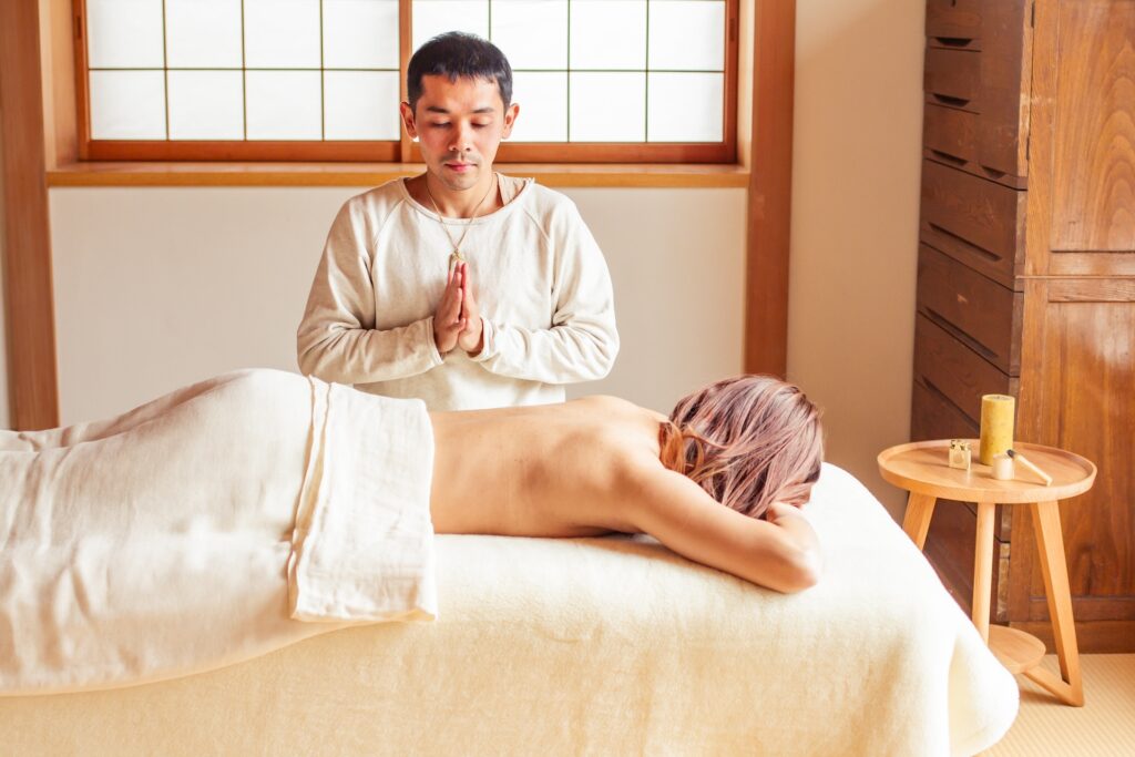 リンパマッサージやリンパドレナーを始める前に合唱をしています。