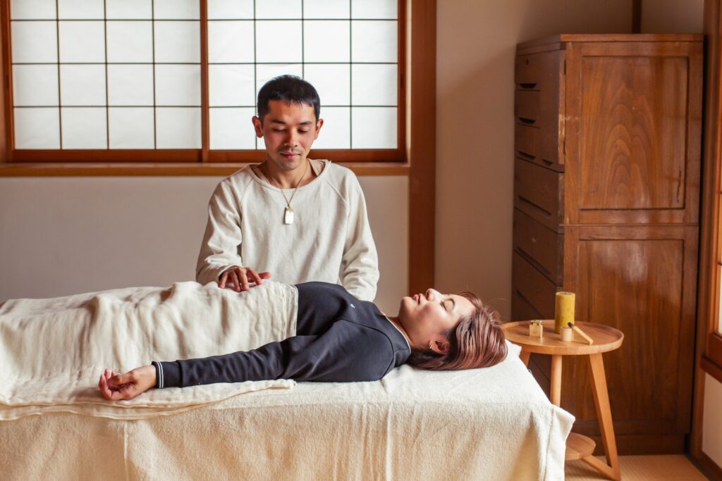 腸もみ・チネイザンを受ける様子。群馬県高崎市でレンタルサロンをお借りして施術をしています。