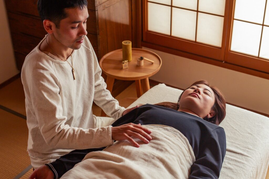 腸セラピーを受ける様子。お腹や内臓が優しい揺れでどんどん緩んでいく施術です。