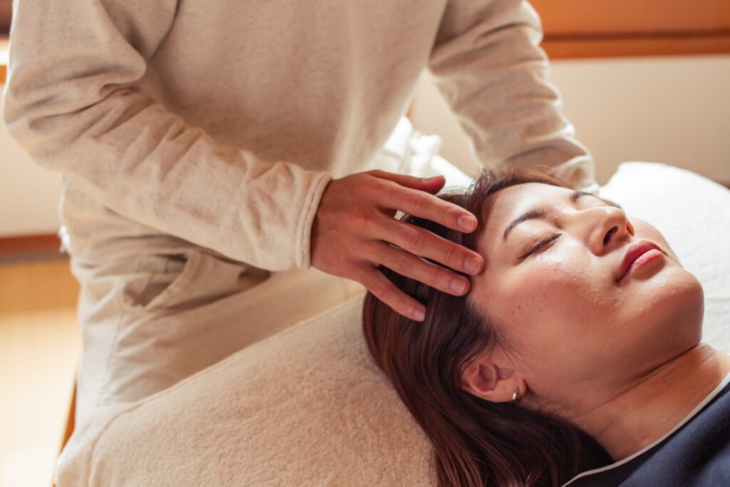 とても優しいタッチでするヘッドマッサージです。出張で東京・神奈川県の横浜や藤沢でも施術させていただいています。