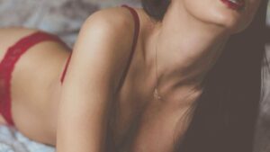 やさしい光の中で横たわる女性の身体。安心と感受性を象徴する女性らしい佇まい