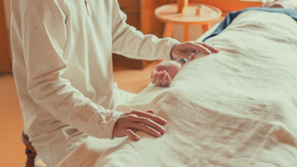 服を着たまま安心して受けられる撫でるリンパドレナージュ施術。女性の身体に配慮したやさしいタッチ