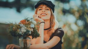 笑顔でくつろぐ女性の写真。40代女性に現れる色気や女性性の開花、自分らしく生きることで内側からにじみ出る魅力と五感の目覚めを象徴するイメージ。