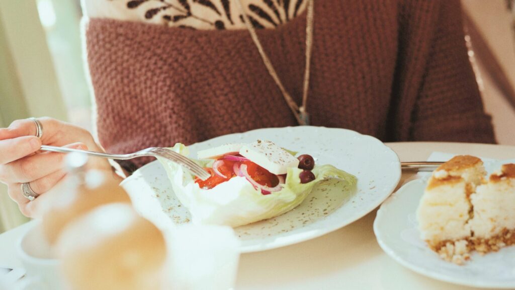 本音に従って食事を楽しむ女性|無理な食事制限をやめて自然な食事で身体を整えるイメージ