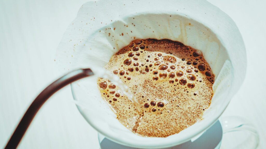 ドリッパーでコーヒーを抽出する様子と泡立つ表面｜五感で味わうコーヒーと今ここに戻る時間のイメージ