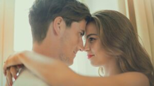恋愛が難しいと感じている男女が、安心感のある関係の中で優しく見つめ合っている様子。自然光が差し込む空間で、お互いに心を開き、安心できるパートナーシップを表現したイメージ。